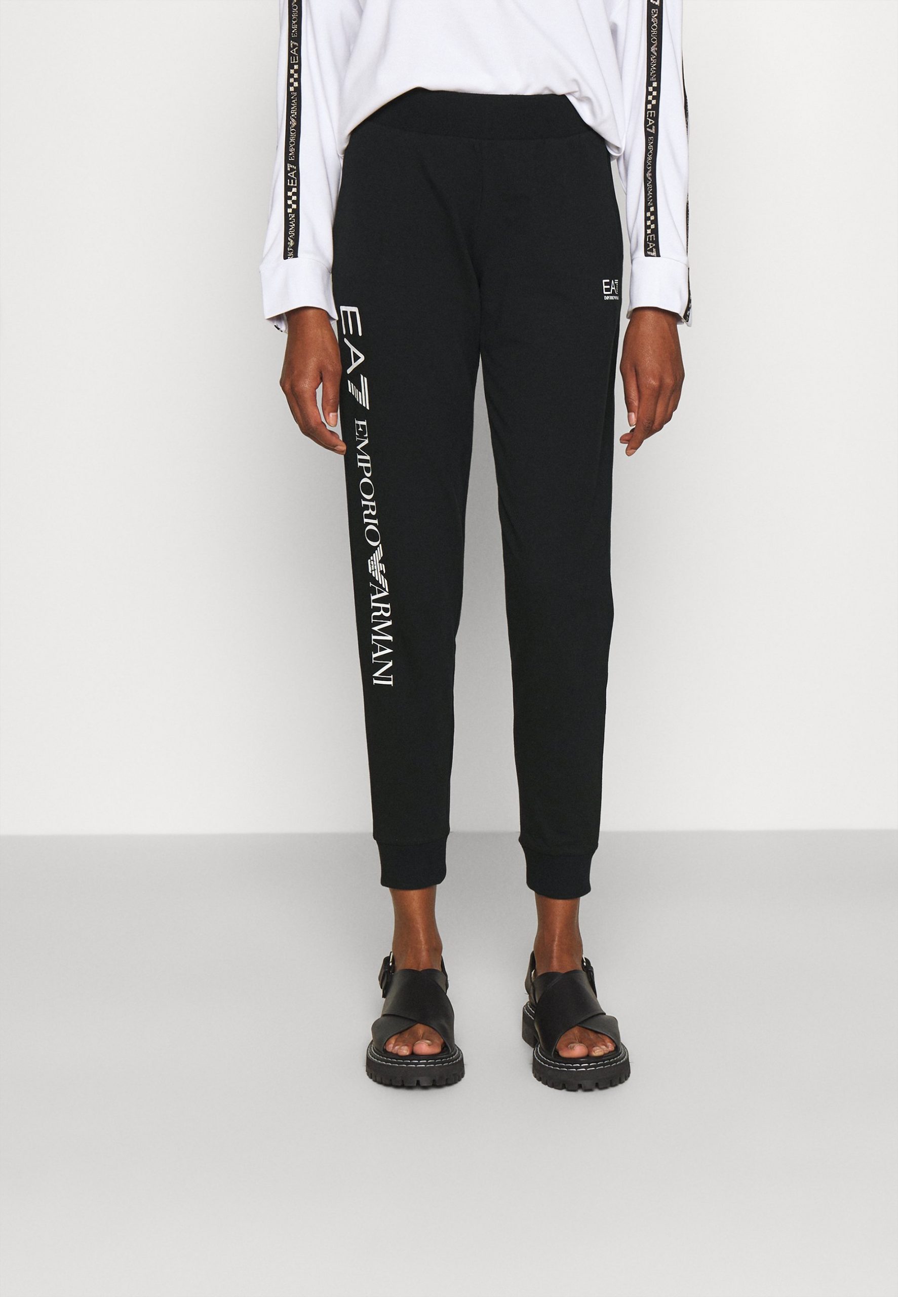 Emporio Armani EA7 - Pantalone scritta EA7 ( scritta bianca ) – TuttoSport  Mazzucchi