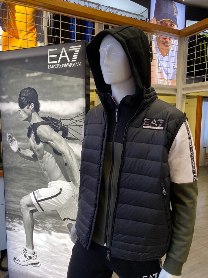 Emporio Armani EA7 - Piumino smanicato colore nero – TuttoSport Mazzucchi